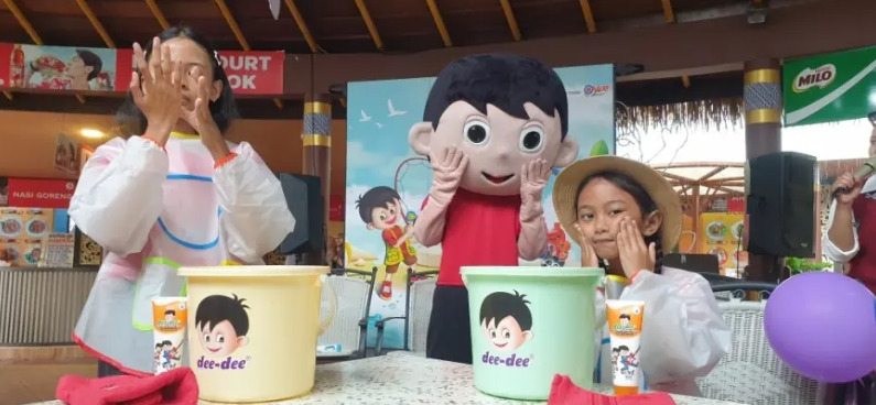 Dee-Dee Ajak Ratusan Anak Bersihkan Wajah dengan Facial Wash
