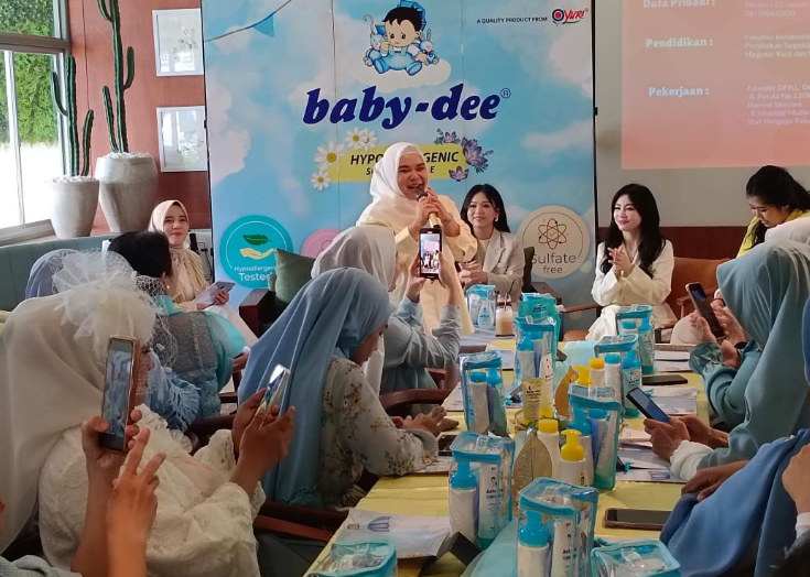 Hindari Produk Beralkohol dan SLS, Baby-Dee Edukasi Moms Medan Tips Merawat Kulit Bayi